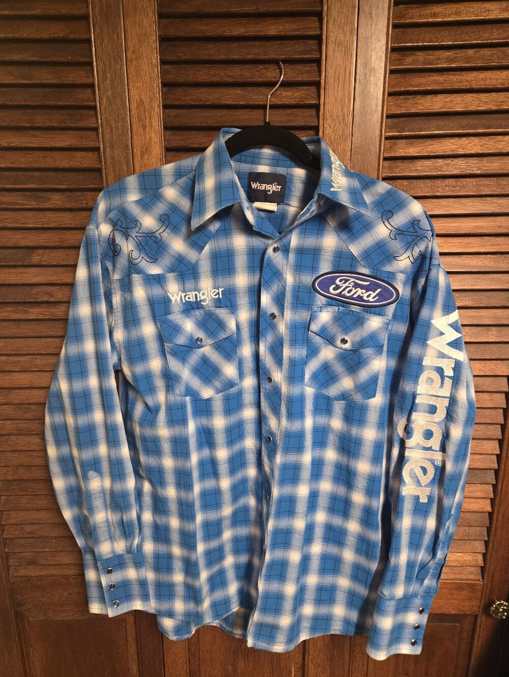 Wrangler Blue and White Plaid Western Button-Down Shirt with Ford Patch